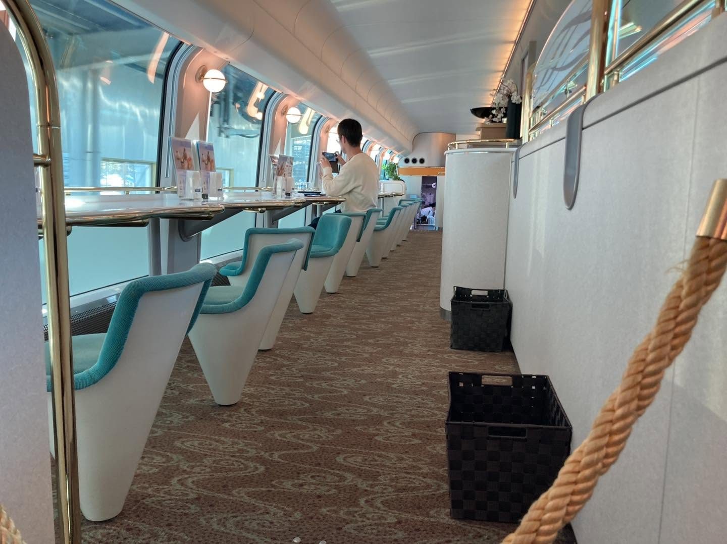 「しまかぜ」のカフェ車両