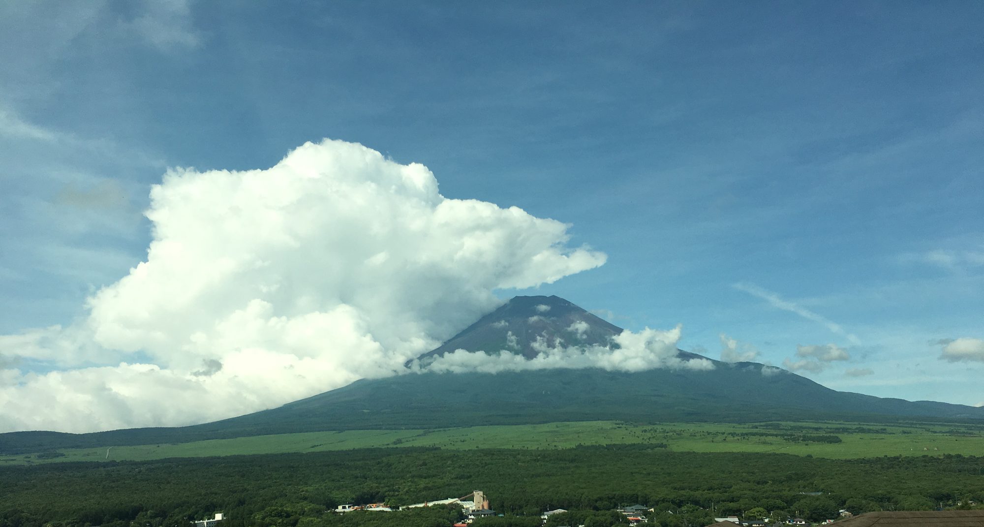 夏の富士山と入道雲