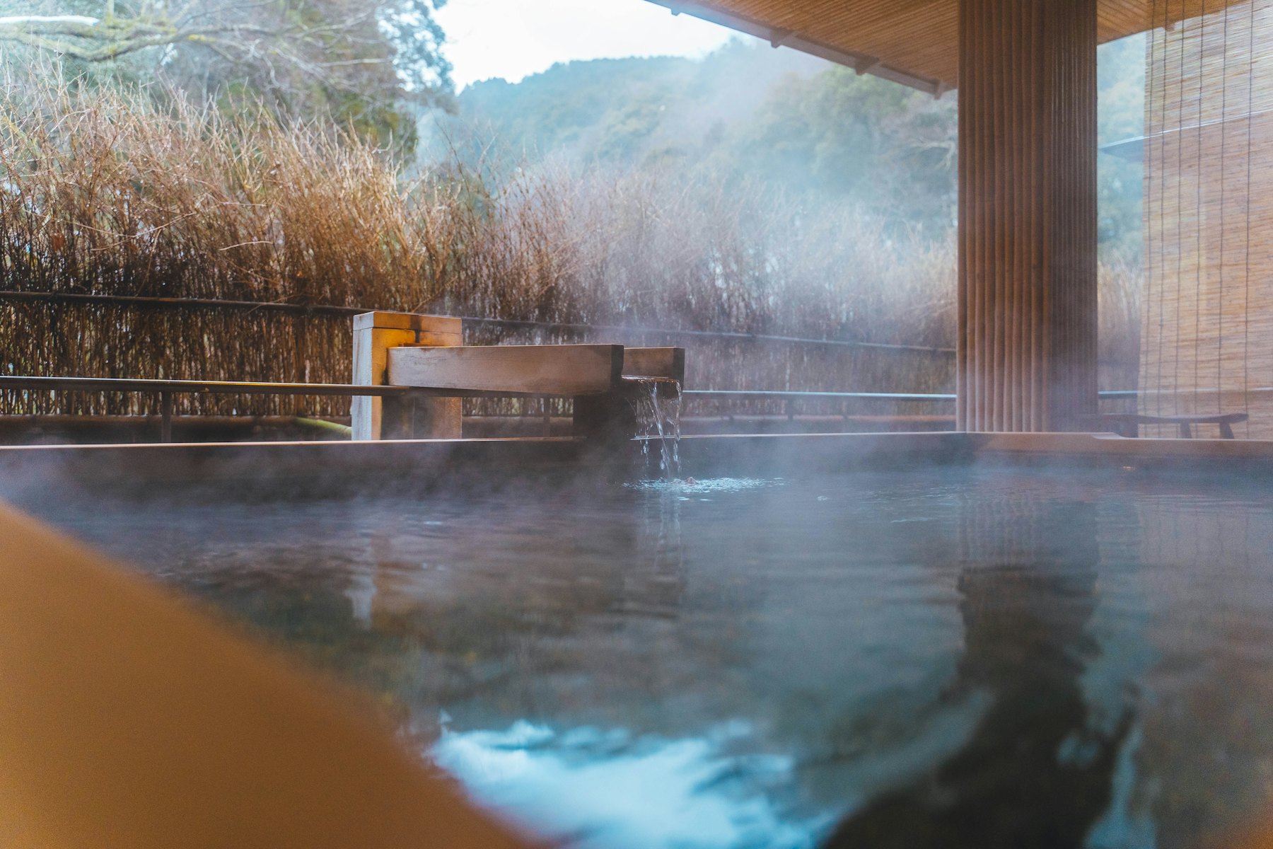 湯気の立つ露天風呂