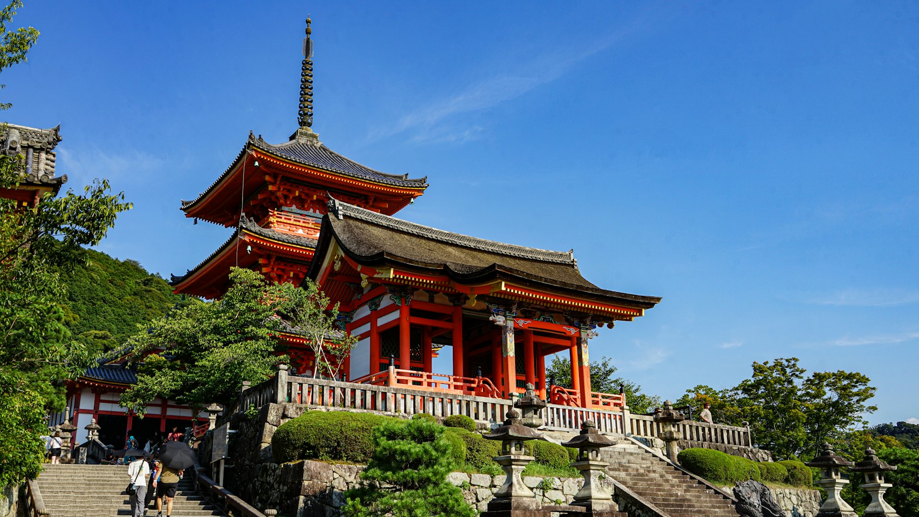 緑に囲まれた日本の寺院